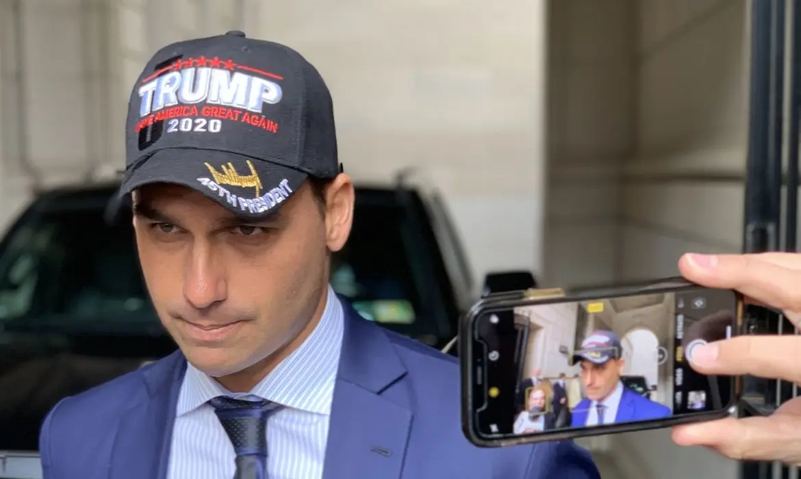 Moraes aponta que Eduardo Bolsonaro cria dificuldades para ser notificado