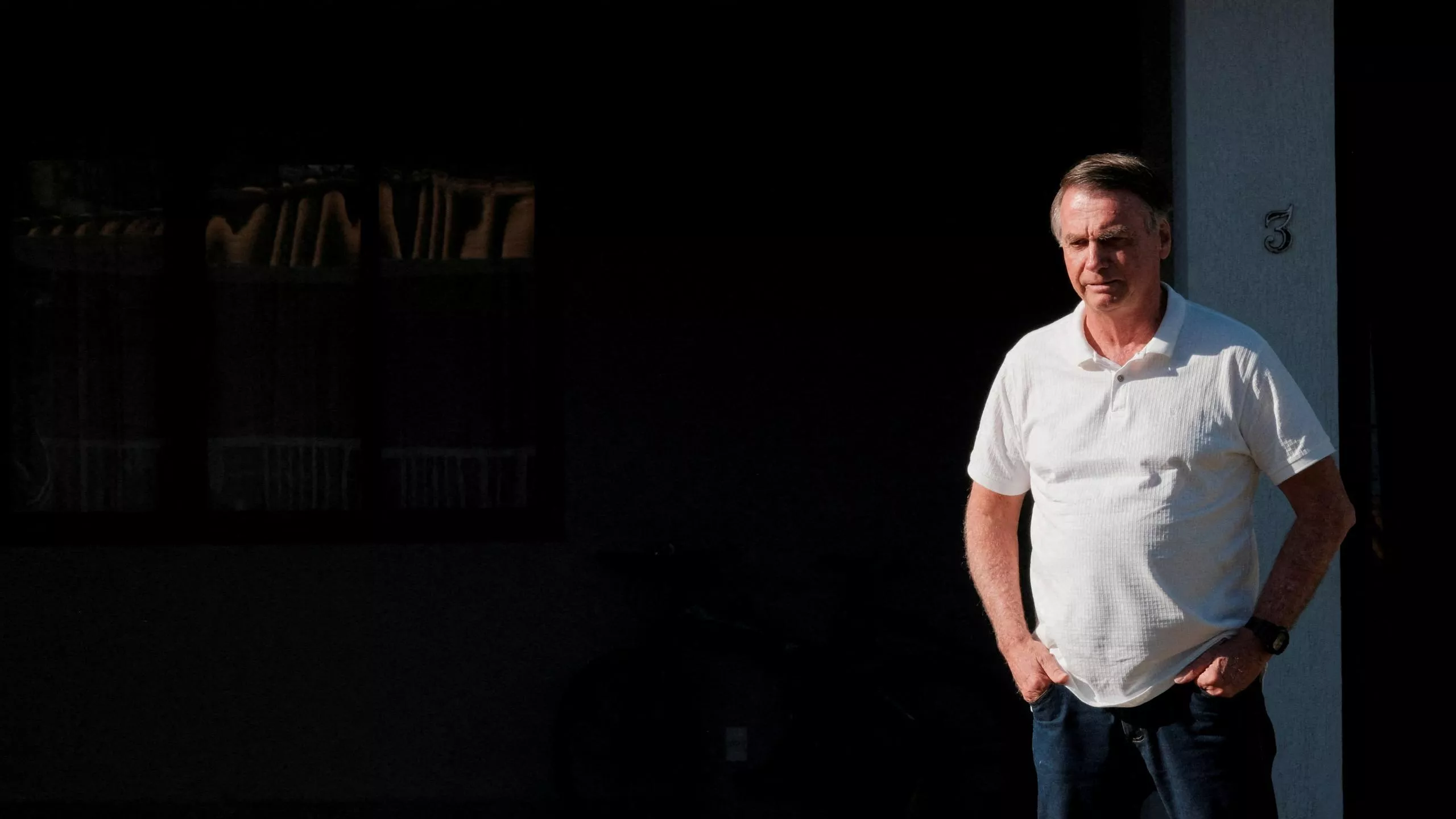 Jair Bolsonaro tentou romper tornozeleira e planejava fuga usando vigília de Flávio Bolsonaro, revela Moraes no STF