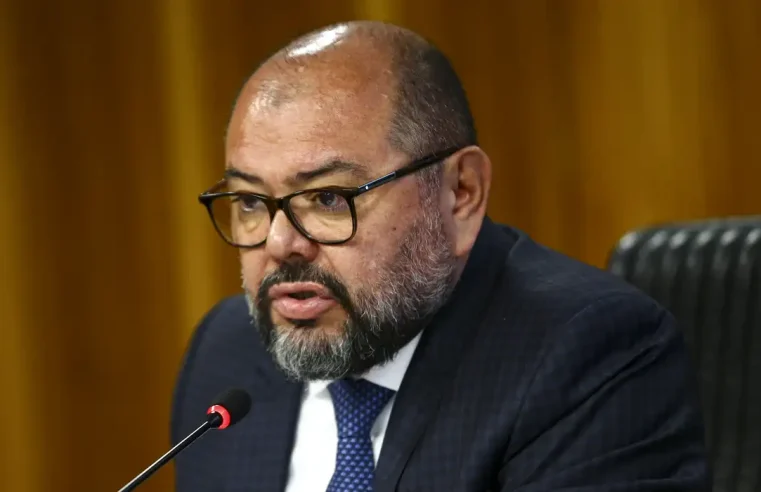 Ex-ministro de Bolsonaro autorizou entidades suspeitas de desviar quase R$ 2 bilhões do INSS