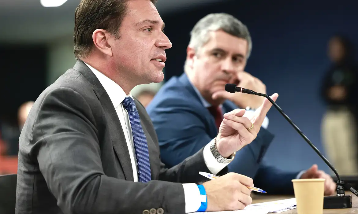 PSOL pede prisão de Alexandre Ramagem após deputado ser flagrado em Miami e desafiar decisão do STF