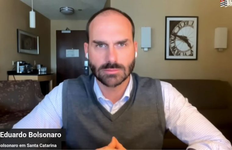 Eduardo Bolsonaro acusa Tarcísio de Freitas de ser “candidato do sistema” apoiado por Alexandre de Moraes