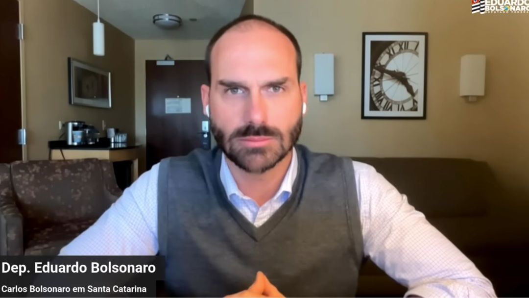 Eduardo Bolsonaro acusa Tarcísio de Freitas de ser “candidato do sistema” apoiado por Alexandre de Moraes