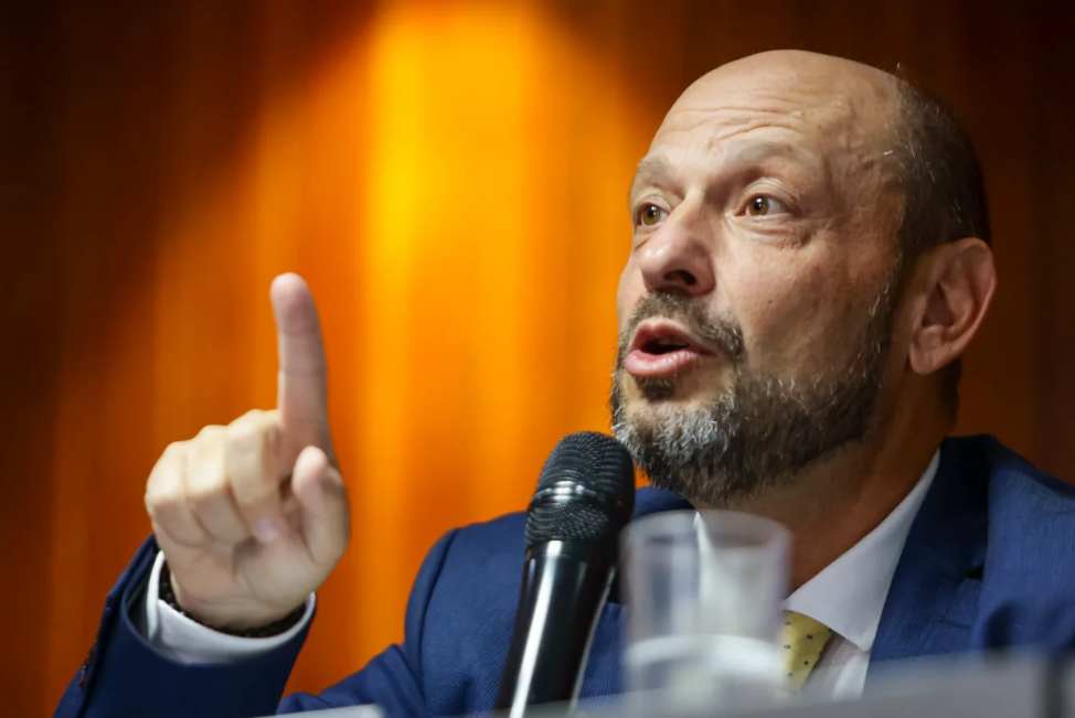 Crise escala no INSS: presidente pede demissão do número 2 após nova fase da operação “Sem Desconto”