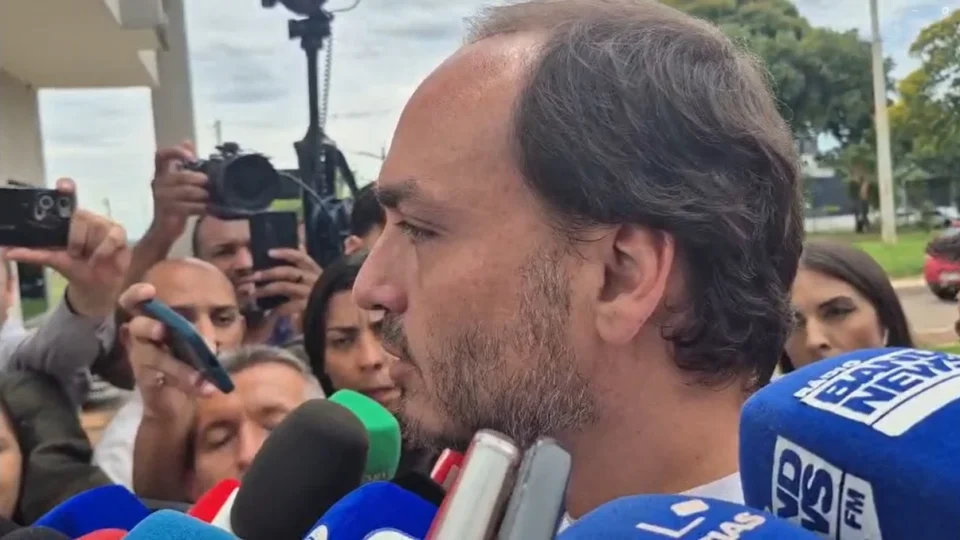 Carlos Bolsonaro afirma que pai está “devastado psicologicamente”