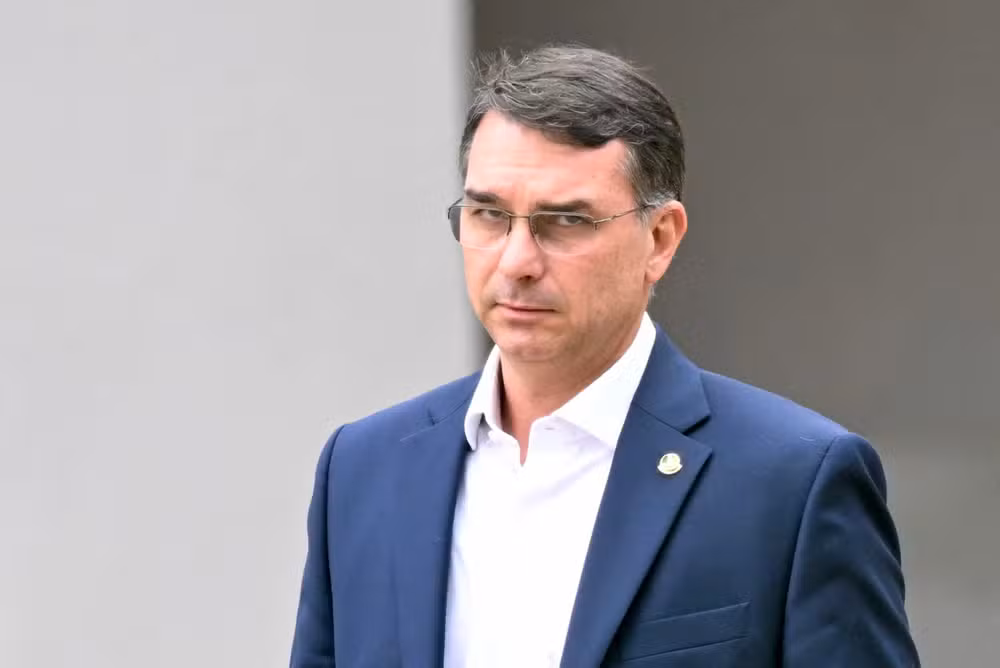 Após Bolsonaro iniciar cumprimento da pena, Flávio pressiona Câmara e diz ter votos para anistia