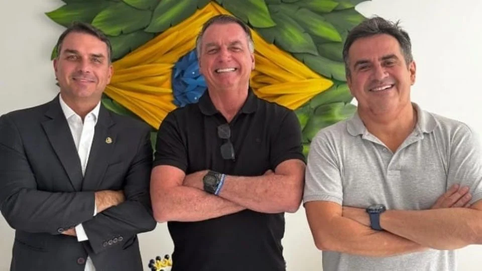 Flávio Bolsonaro convoca reunião com aliados contra a prisão de Jair Bolsonaro