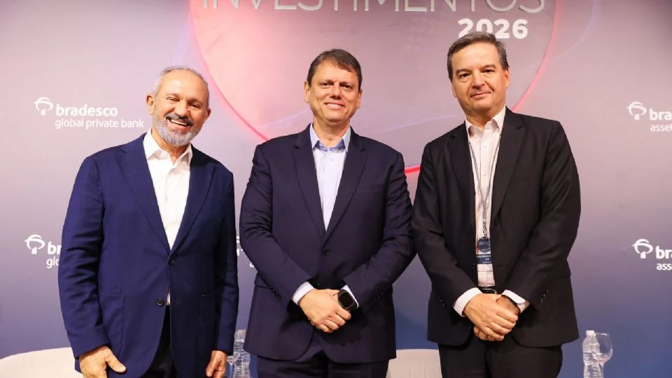 Tarcísio de Freitas ressuscita plano Aécio Neves e o proclama “presidenciável” em evento do Bradesco