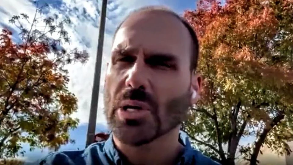 Vídeo “papo de doido” de Eduardo Bolsonaro faz redes questionarem sua saúde mental e expondo ruína do bolsonarismo