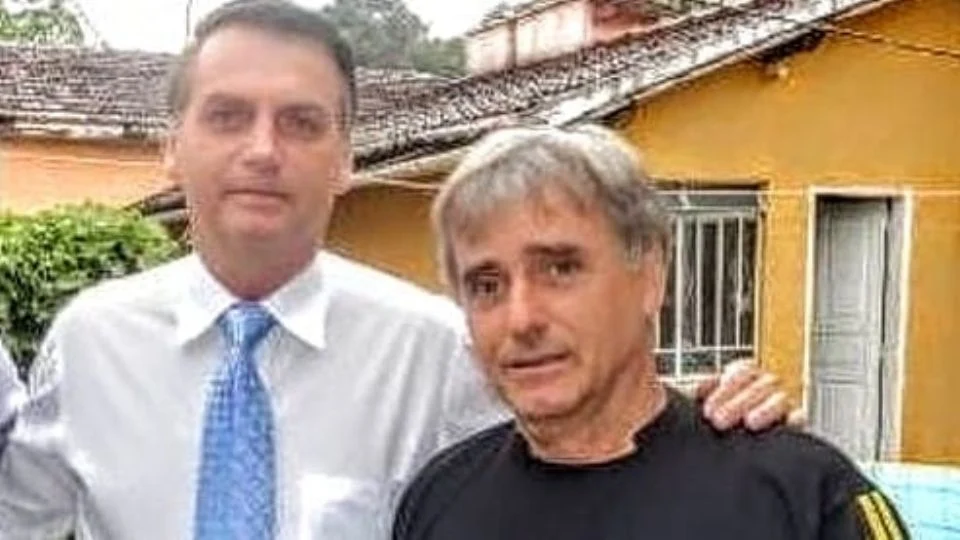 Irmão de Jair Bolsonaro que estava na mansão mantinha firma de reparo de eletrônicos