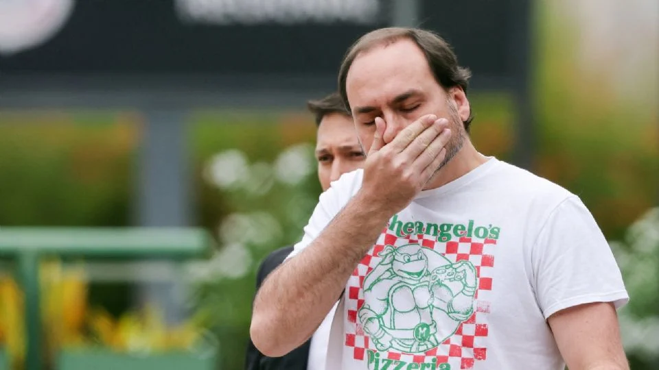Carlos Bolsonaro revela que ex-presidente chorou na prisão e admite existência da trama golpista