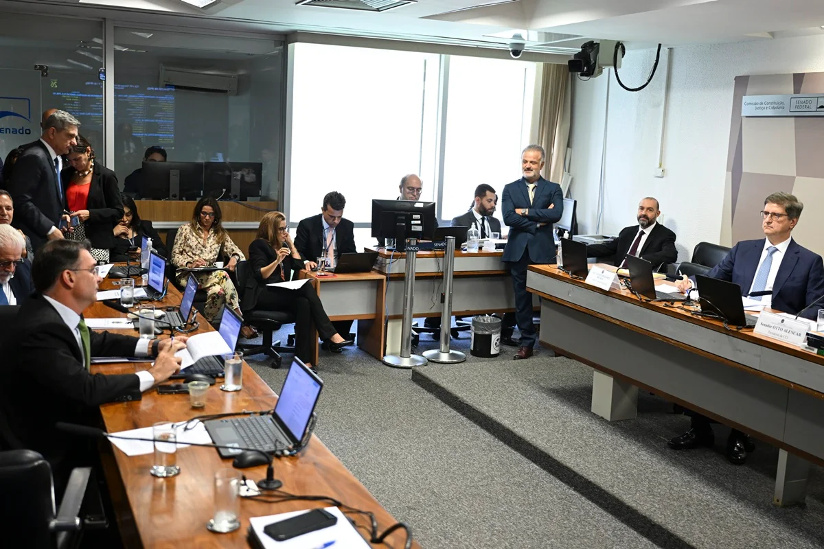 VÍDEO – Flávio Bolsonaro admite que pai tentou golpe e ataca Gonet durante sabatina