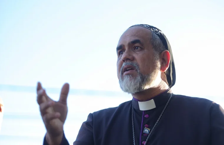 Padre Kelmon faz “romaria” solo ao condomínio de Bolsonaro e reza do portão para dentro