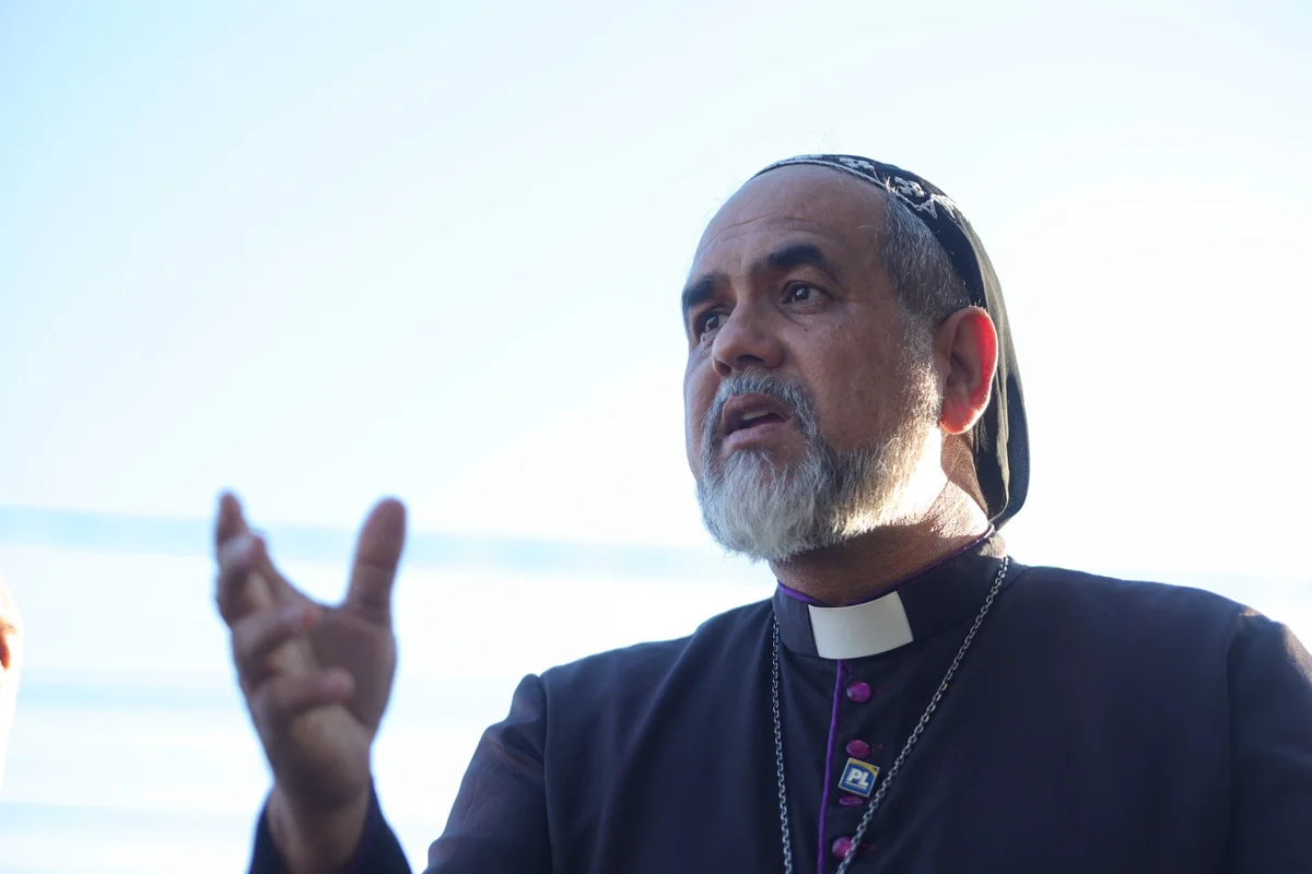 Padre Kelmon faz “romaria” solo ao condomínio de Bolsonaro e reza do portão para dentro