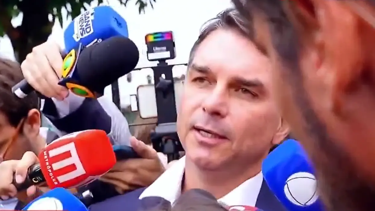 Flávio Bolsonaro visita o pai e revela: “Fez pedido direto ao Motta por anistia aos golpistas”