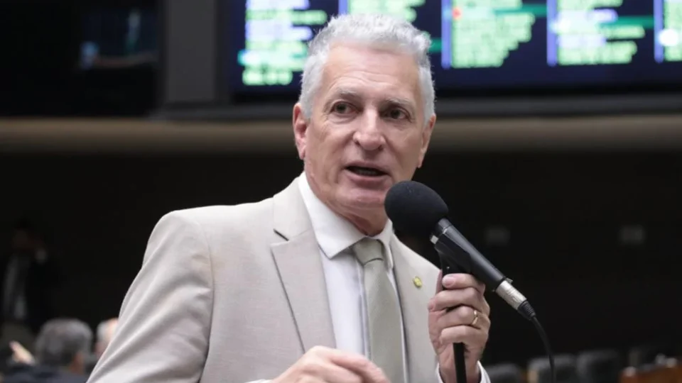 Deputado liga Banco Master e igrejas evangélicas à fraude bilionária contra aposentados do INSS