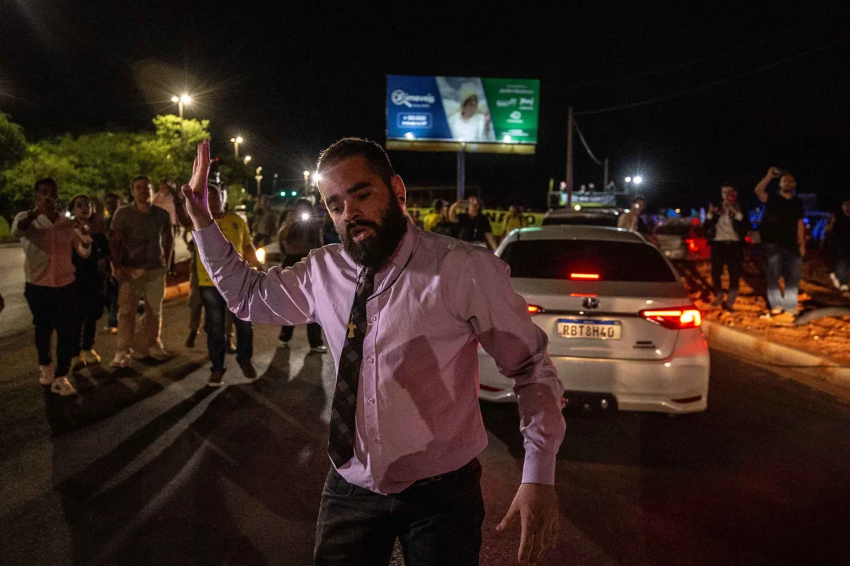 Bolsonaristas lançam caça ao “pastor infiltrado” que desestabilizou vigília e virou alvo