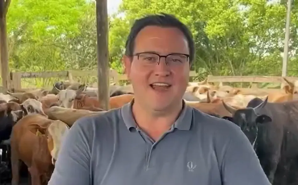 Prefeito bolsonarista de SC diz que “o povo não é gado” ao rebater Carlos Bolsonaro