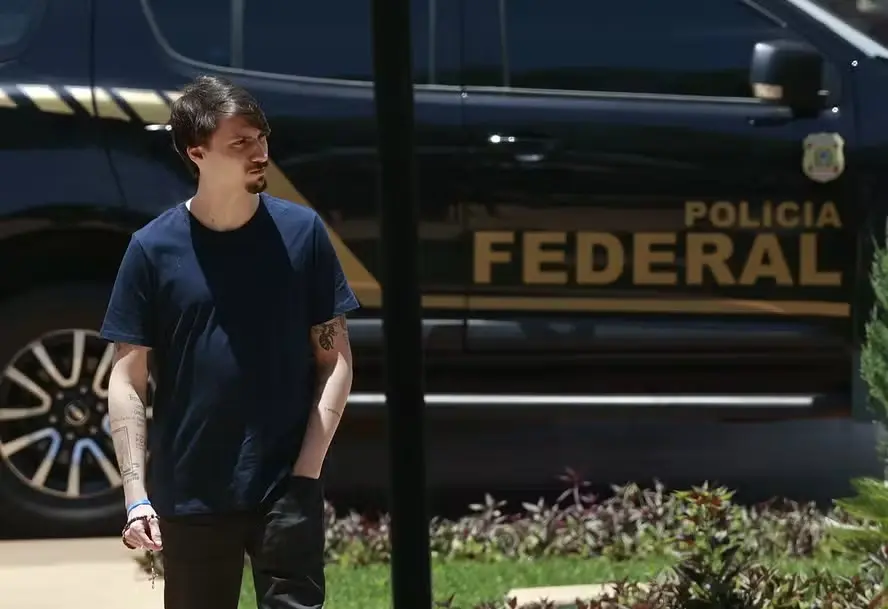 Jair Renan admite que “livro” levado ao pai preso era caça-palavras e expõe desespero da família Bolsonaro