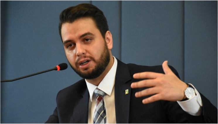 Moraes dá 24 horas para Filipe Martins explicar descumprimento de medidas cautelares no STF