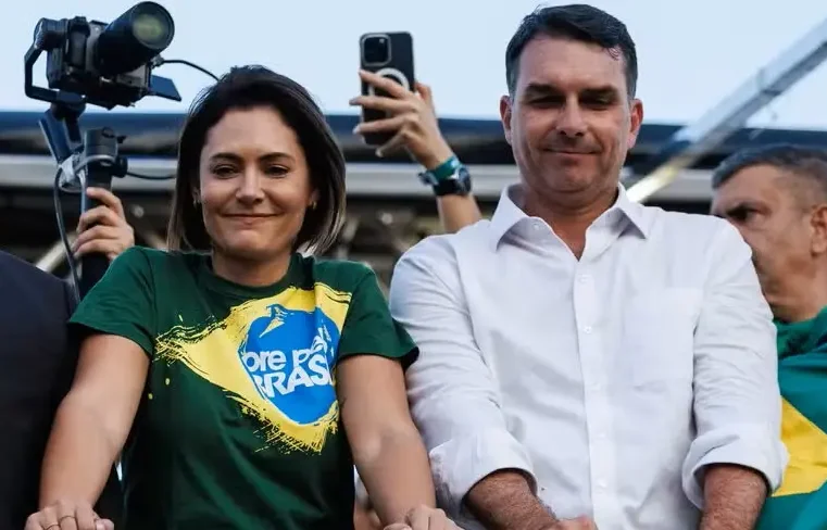 Ex-primeira-dama apoia Flávio Bolsonaro após anúncio de pré-candidatura