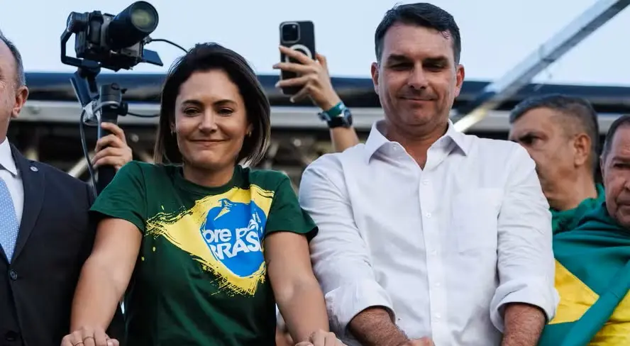 Ex-primeira-dama apoia Flávio Bolsonaro após anúncio de pré-candidatura