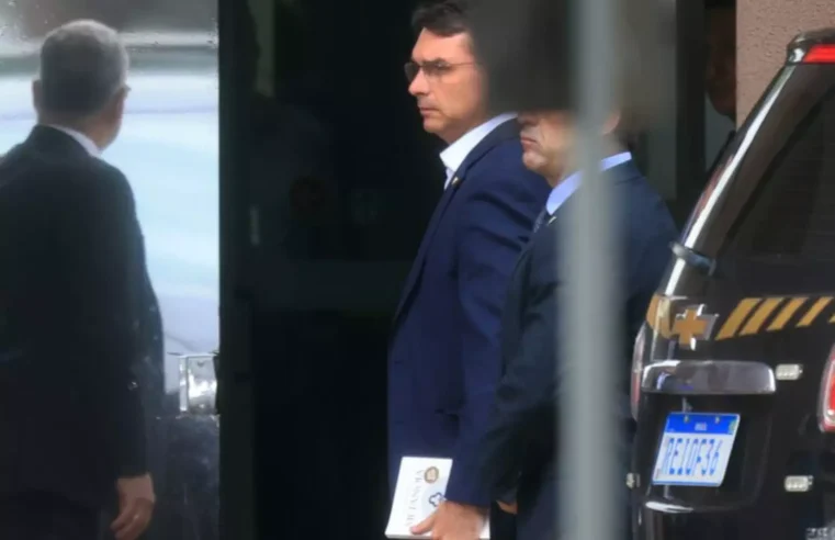 Flávio Bolsonaro “denuncia” “cativeiro” na PF: reclama de prisão apertada e barulho nas celas do pai