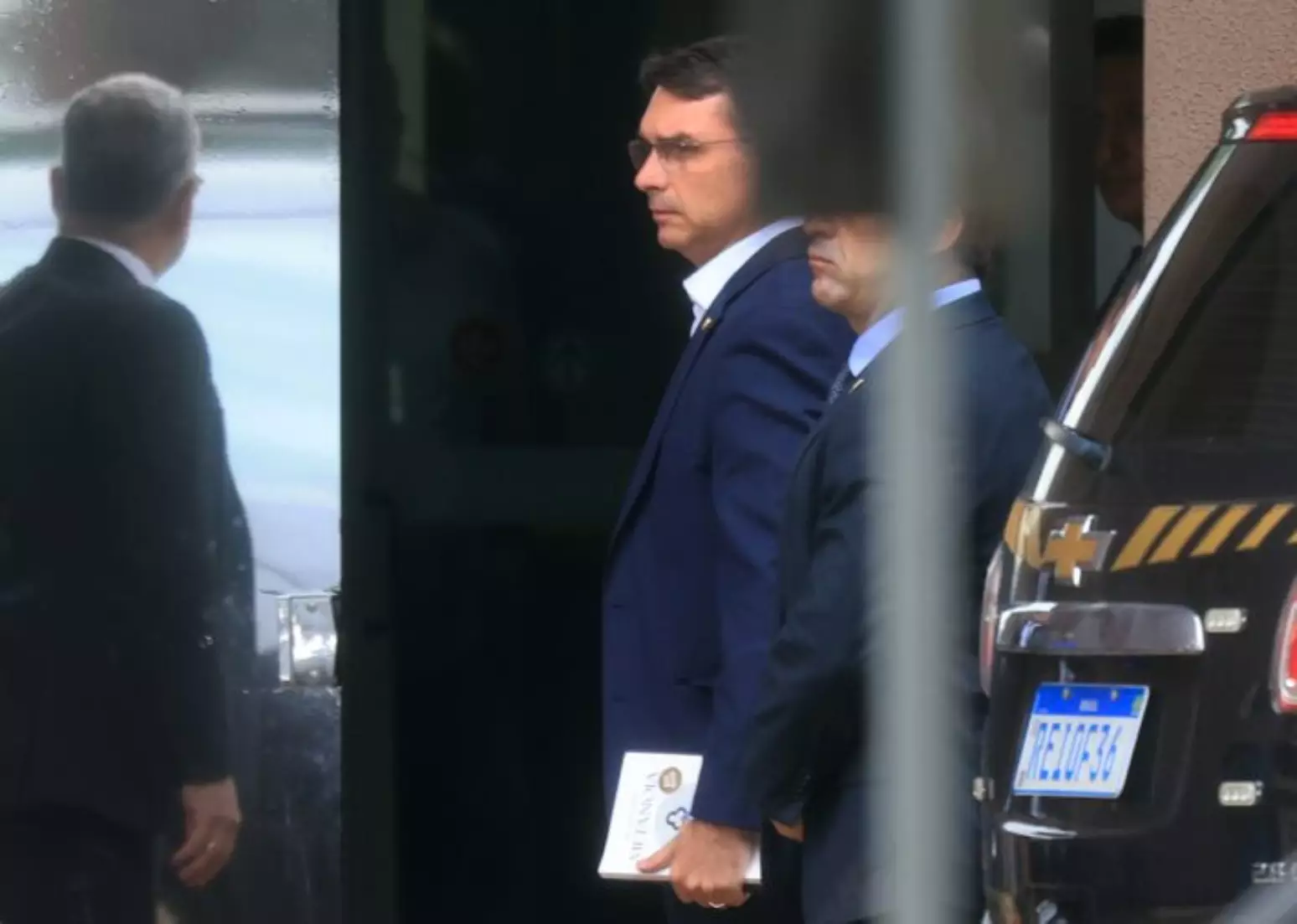 Flávio Bolsonaro “denuncia” “cativeiro” na PF: reclama de prisão apertada e barulho nas celas do pai