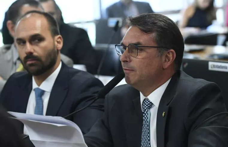 Eduardo Bolsonaro convoca base bolsonarista em defesa de Flávio Bolsonaro: “estamos à beira do precipício”