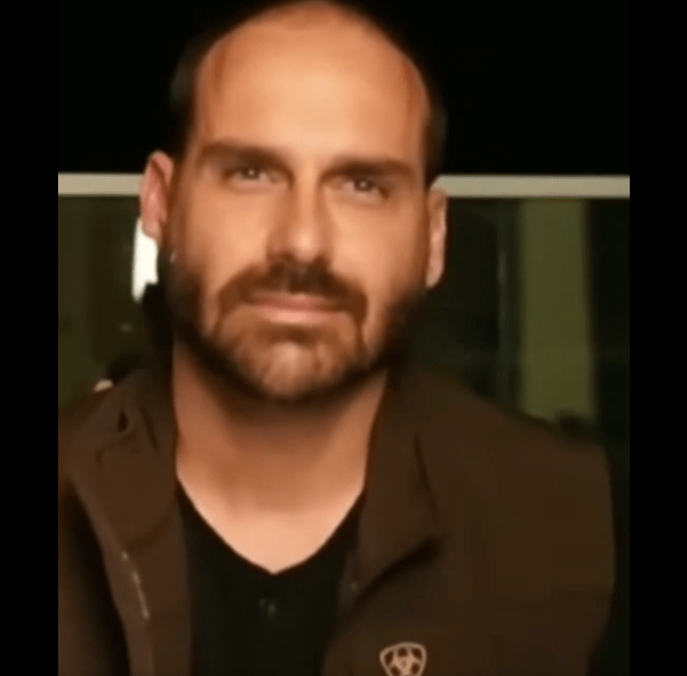 Eduardo Bolsonaro grava vídeo xingando Moraes, Dino, Gonet e Hugo Motta enquanto mandato está sob risco