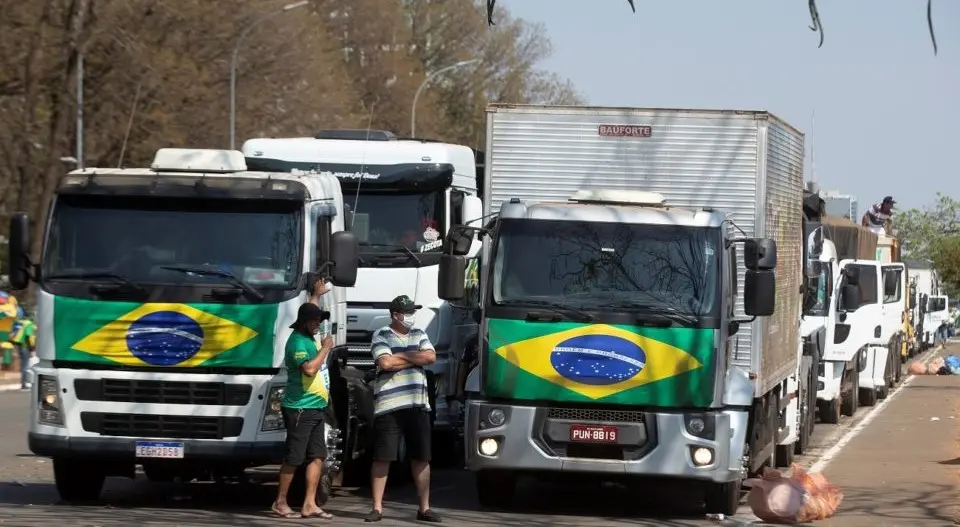 Greve de caminhoneiros convocada por bolsonaristas fracassa — lideranças rejeitam ato político