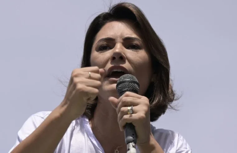 Flávio Bolsonaro vai pedir a Jair: “contém Michelle” — PL tenta enquadrar madrasta e evitar racha