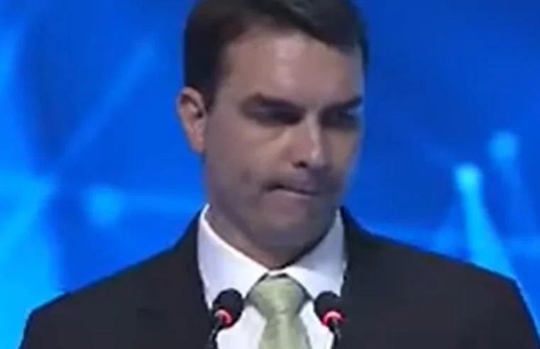 Internautas resgatam “vergonha épica” de Flávio Bolsonaro em debate