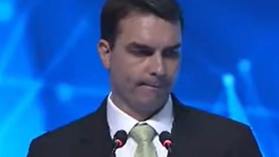 Internautas resgatam “vergonha épica” de Flávio Bolsonaro em debate