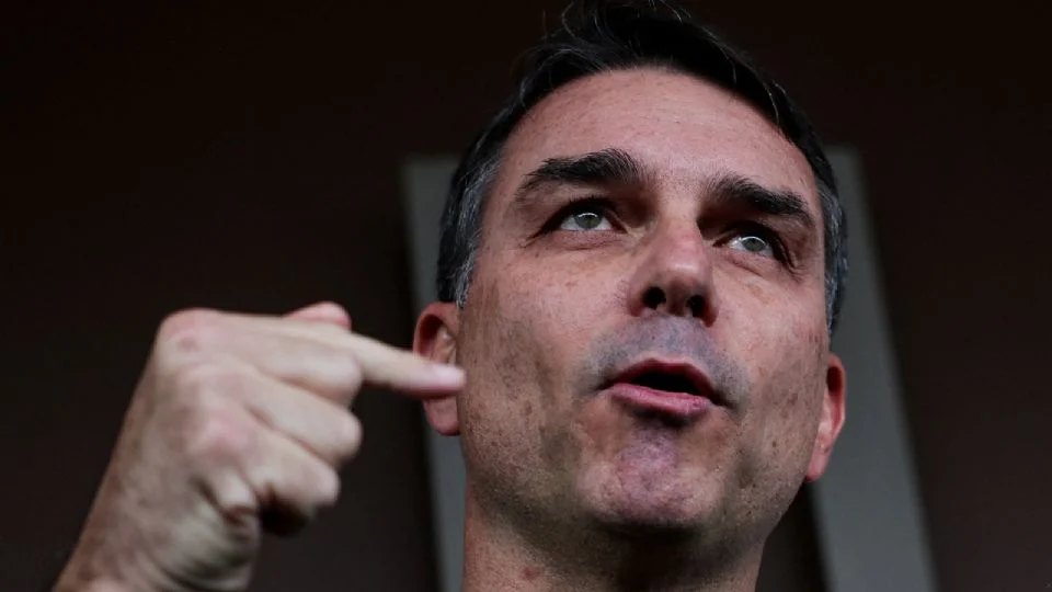 Flávio Bolsonaro diz que “não tem volta” e revela “preço” para desistir da candidatura