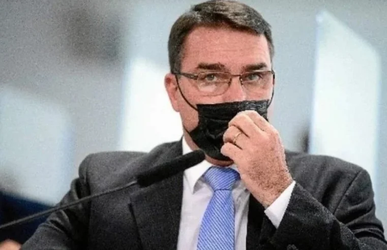 Flávio Bolsonaro diz ter tomado vacina, mas CPI aponta seu papel em rede negacionista da Saúde