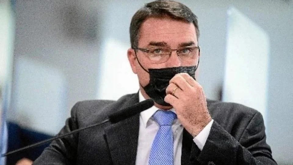 Flávio Bolsonaro diz ter tomado vacina, mas CPI aponta seu papel em rede negacionista da Saúde