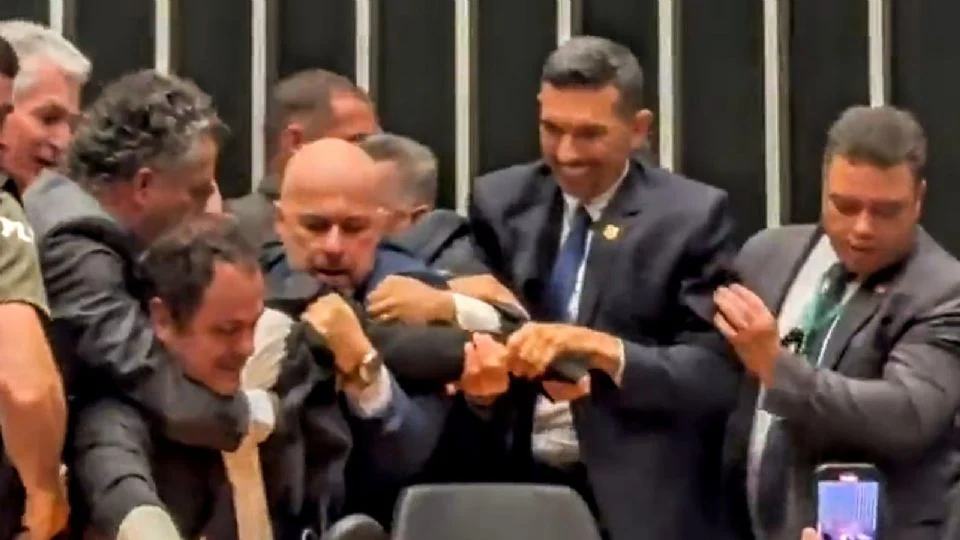 Glauber Braga ocupa Mesa da Câmara e é retirado à força após denúncia de cassação: tensão nas lideranças