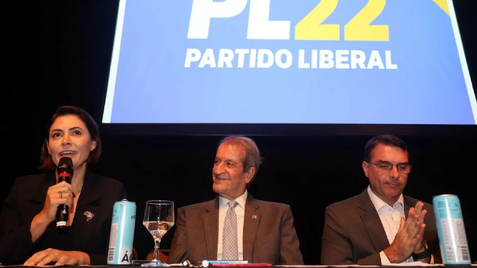 Michelle Bolsonaro celebra redução de pena a ex-presidente e já reivindica indenização por prisão