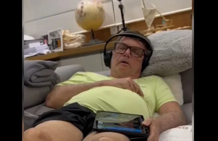 Carlos Bolsonaro divulga vídeo do pai dormindo e soluçando em meio à crise de saúde