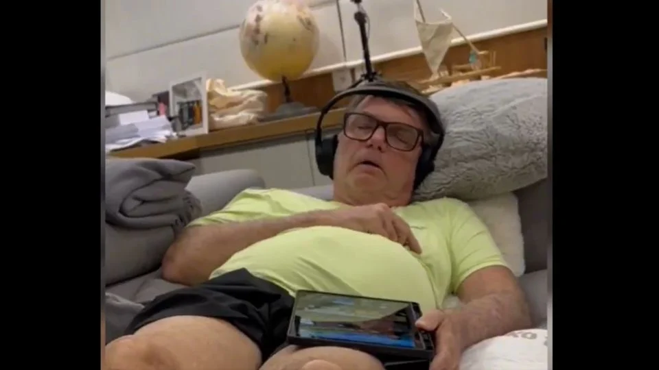 Carlos Bolsonaro divulga vídeo do pai dormindo e soluçando em meio à crise de saúde