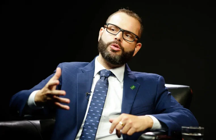 Ex-diarista fantasma recebe R$ 31 mil do gabinete de senador bolsonarista