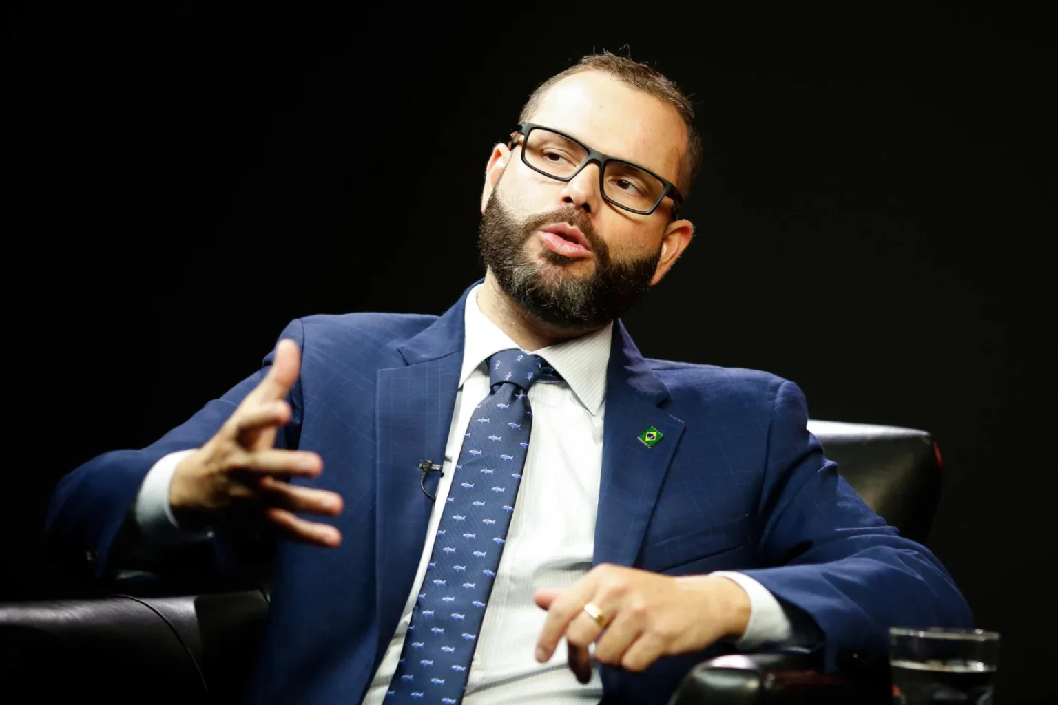 Ex-diarista fantasma recebe R$ 31 mil do gabinete de senador bolsonarista