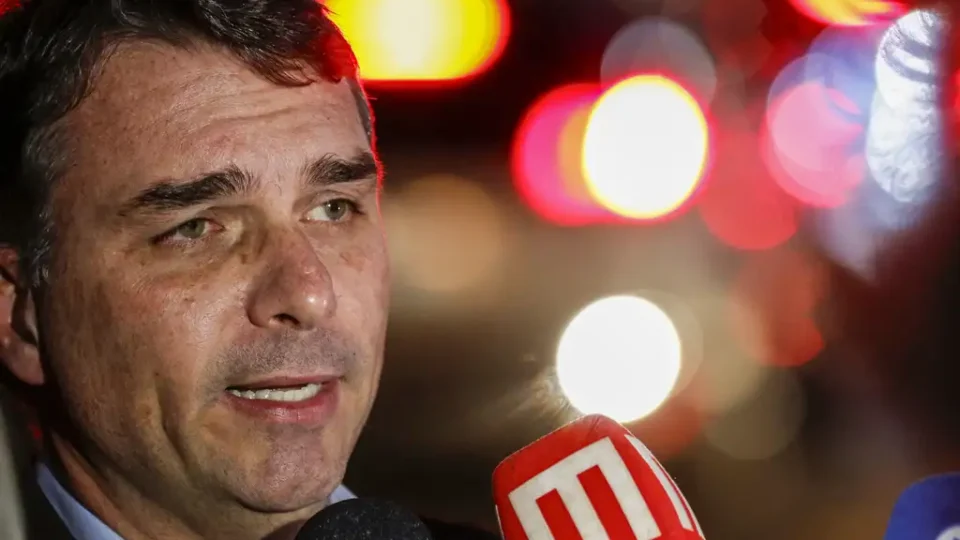 Flávio Bolsonaro visita Bolsonaro na PF e diz que “pediu desculpas” a Michelle após crise no PL