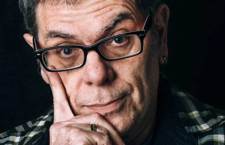 Roger Rocha Moreira (Roger do Ultraje) chama Flávio Bolsonaro de “merda fedida”