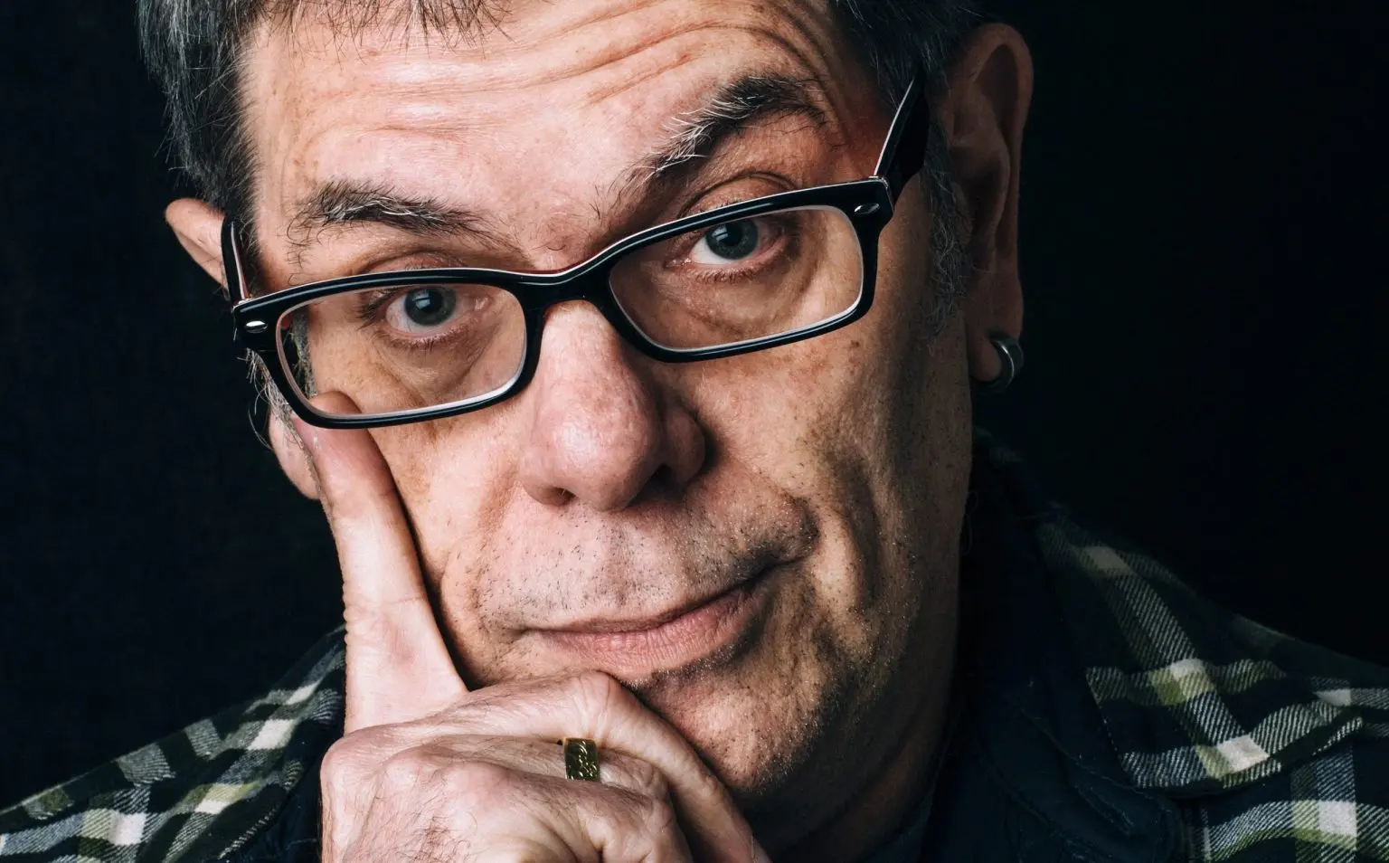 Roger Rocha Moreira (Roger do Ultraje) chama Flávio Bolsonaro de “merda fedida”