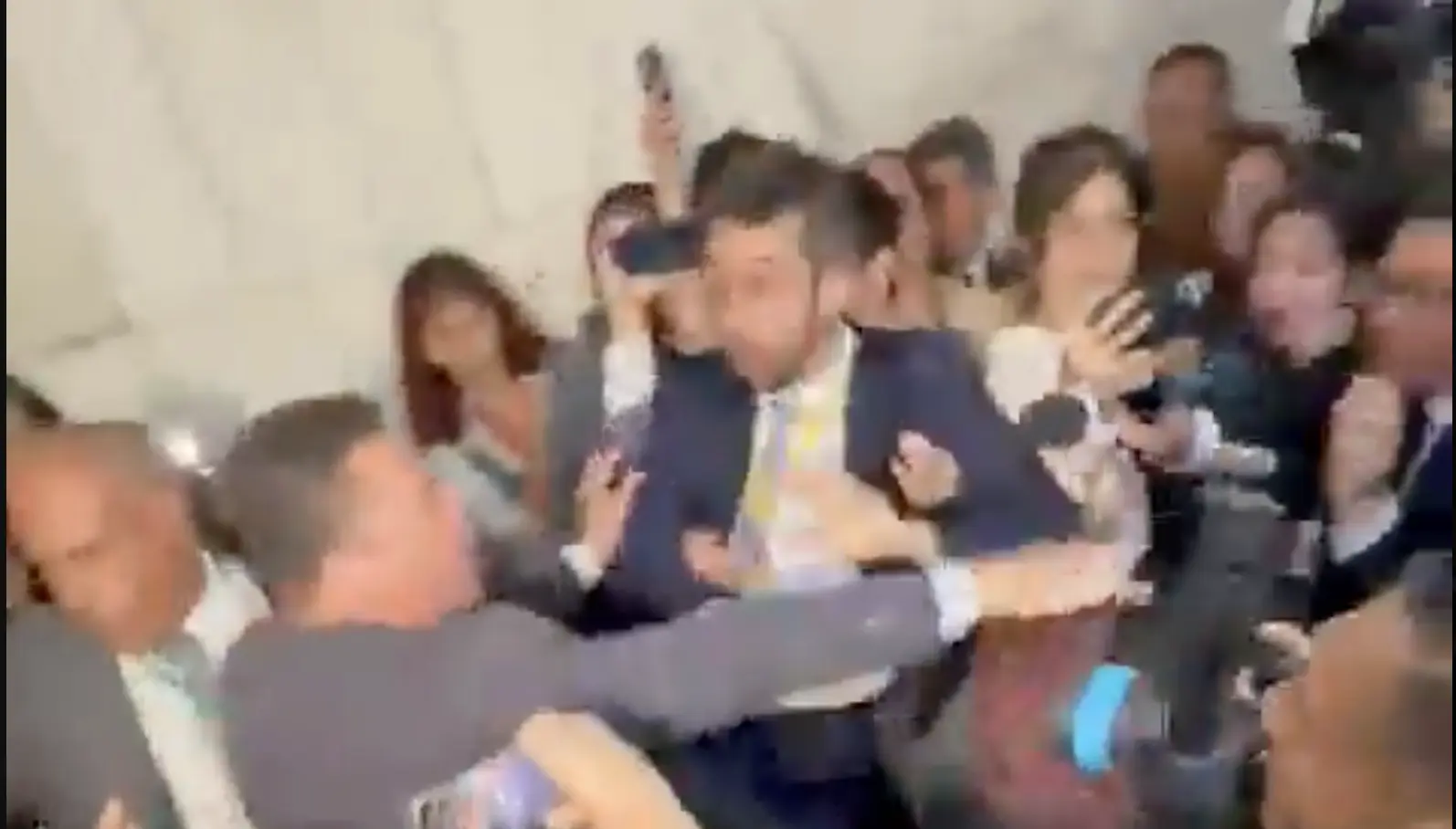 Violência e censura: agressões a jornalistas e parlamentar marcam crise na Câmara