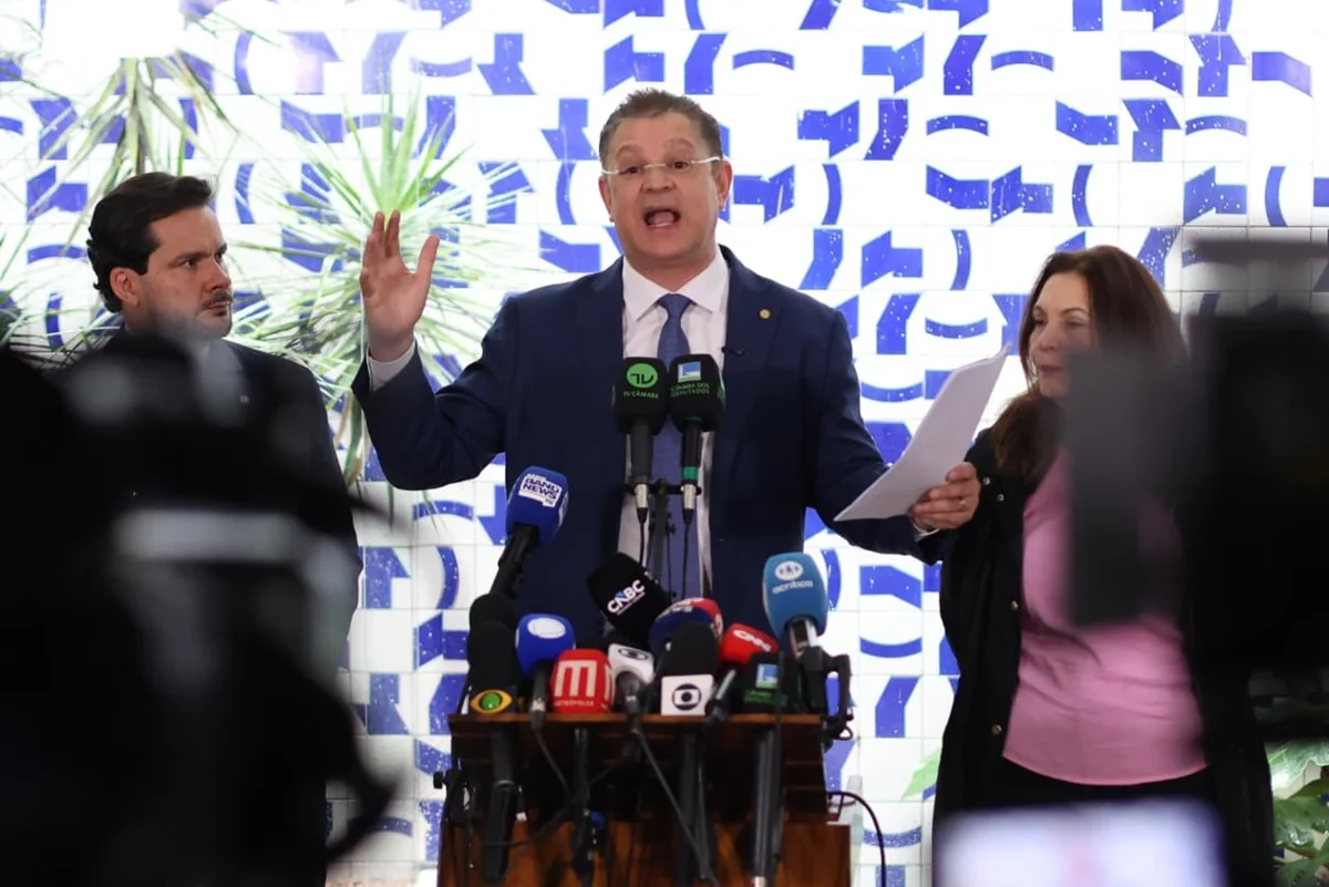 Sóstenes diz que R$ 430 mil apreendidos pela PF são de venda de imóvel e nega irregularidades