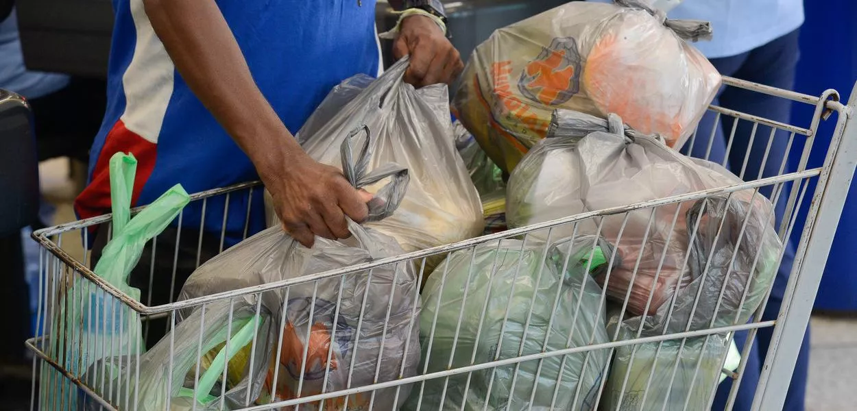 Consumo das famílias nos supermercados avança em 2025 com alta da renda