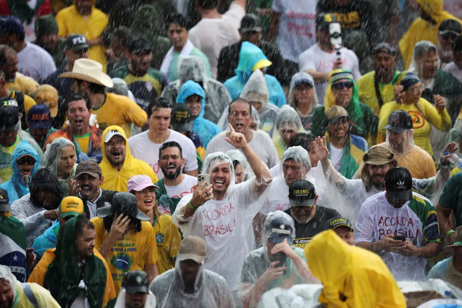 Raio atinge ato de Nikolas Ferreira em Brasília e deixa 89 feridos; 11 em estado grave