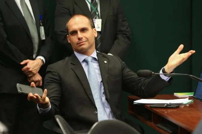 PF recomenda demissão de Eduardo Bolsonaro por abandono de cargo